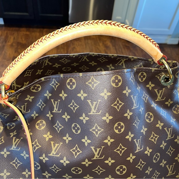 The Artsy MM embodies understated bohemian style. Louis Vuitton's - Picture 3 of 13